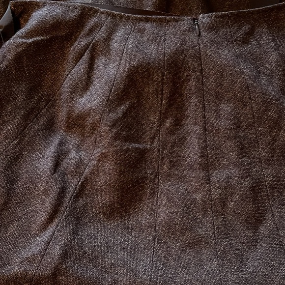 Elite tahari virgin wool skirt. - Picture 14 of 14